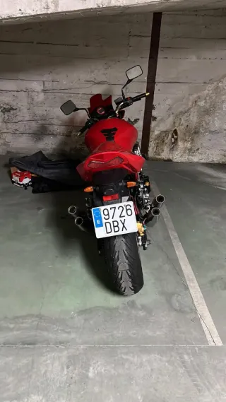 Kawasaki Naked Roja y Plateada