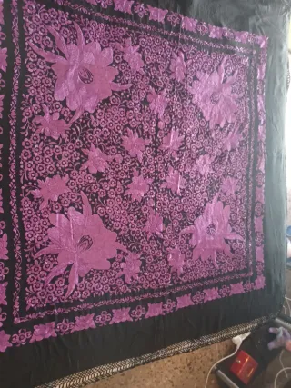 Mantón de Manila bordado morado y negro