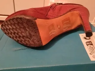 Botín tacón alto burdeos