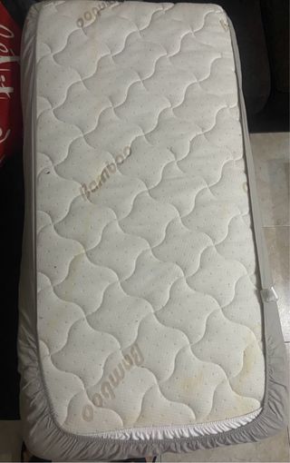 Cuna de madera con colchón