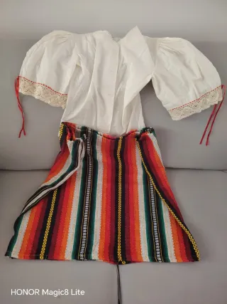 Falda huertana por debajo de la rodilla