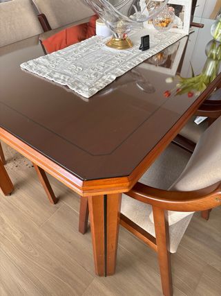 Mesa de comedor de madera y tela