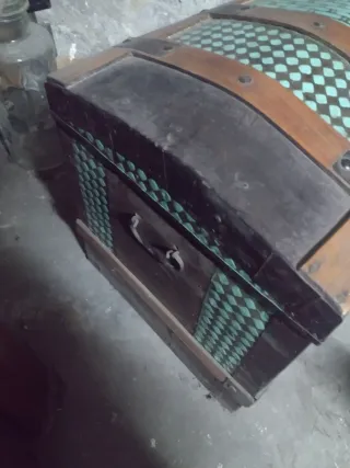 Baúl antiguo madera y metal forrado con terciopelo