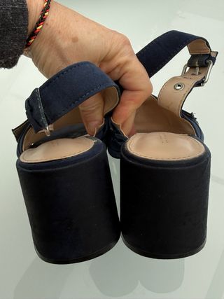 Sandalias azules con hebillas