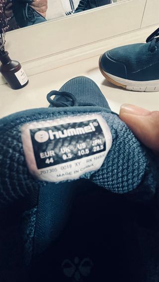 Zapatillas deportivas azules y marrones