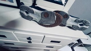 Zapatillas deportivas azules y marrones