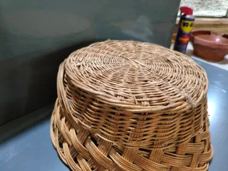 Cesta de mimbre artesanal