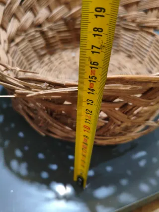 Cesta de mimbre artesanal