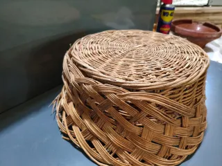 Cesta de mimbre artesanal