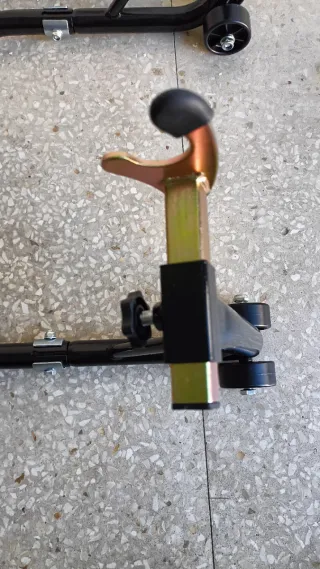 Caballete trasero moto negro