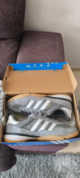 Zapatillas Adidas Gazelle Grises y Blancas