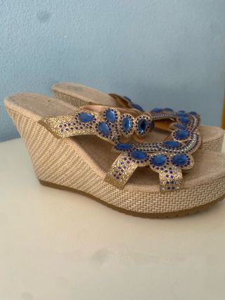 Sandalias doradas con pedrería azul