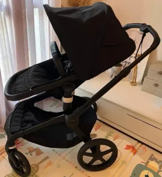 Bugaboo Fox 5 Negro  Incluye capazo y silla.