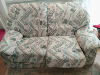 1o2 sofás con estructura de madera.