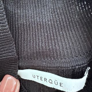 Top Uterqüe sin mangas cuello alto negro