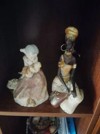 Figuras decorativas de cerámica y plástico
