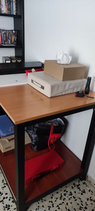 Mesa de trabajo de hierro desmontable.
