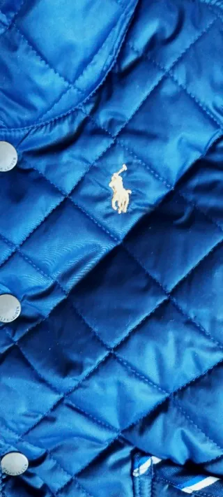 Buzo de bebé azul acolchado con capucha