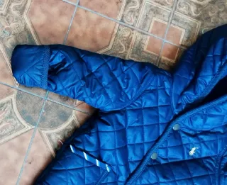 Buzo de bebé azul acolchado con capucha