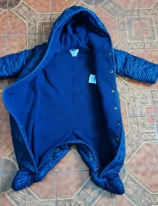 Buzo de bebé azul acolchado con capucha