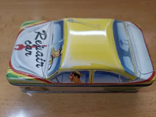 Coche de lata decorativo