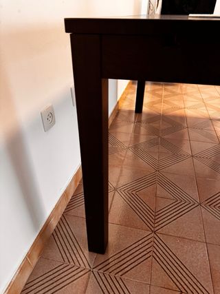 Mesa de comedor de madera oscura