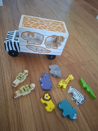 Camión de madera con animales encajables.