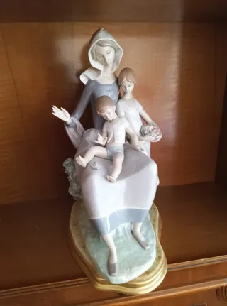 Figura Lladro Madre con Dos Hijos Porcelana