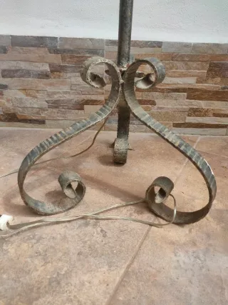 Lámpara de pie antigua metal