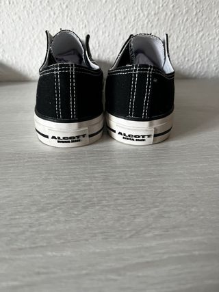 Zapatillas deportivas negras y blancas