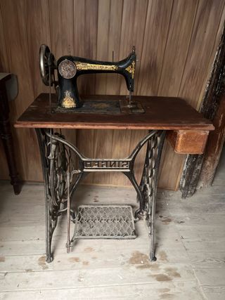 Máquina de coser Singer antigua con mueble