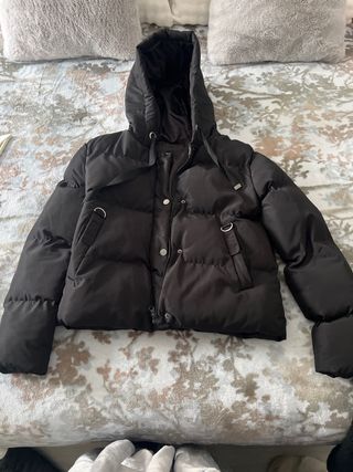 Chaqueta acolchada negra con capucha