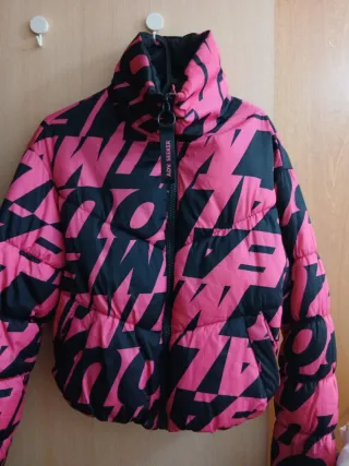 Chaqueta Bershka rosa y negra estampada