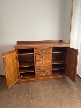 Mueble de madera con cajones y puertas