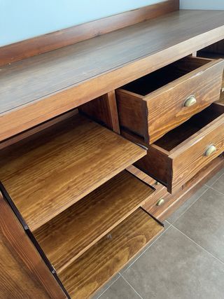 Mueble de madera con cajones y puertas