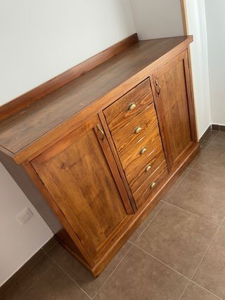 Mueble de madera con cajones y puertas