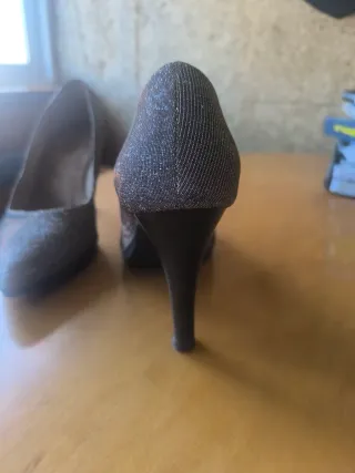 Zapatos de tacón plateados