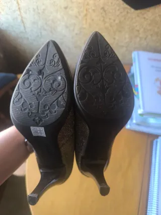 Zapatos de tacón plateados