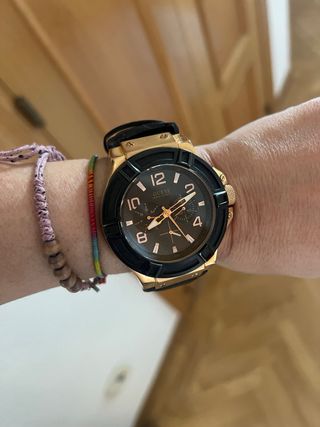 Reloj Guess Negro y Dorado Casi Nuevo