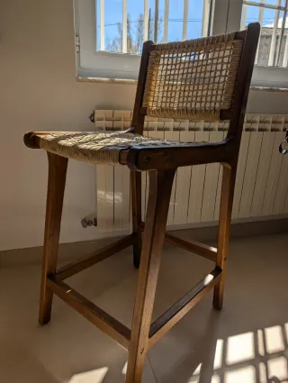 Taburete de madera tejido