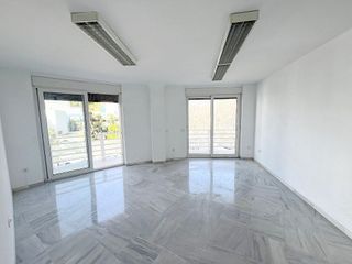 Oficina en venta en Playa de la Fontanilla en Marbella