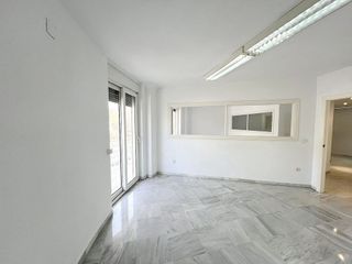 Oficina en venta en Playa de la Fontanilla en Marbella