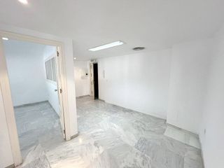Oficina en venta en Playa de la Fontanilla en Marbella