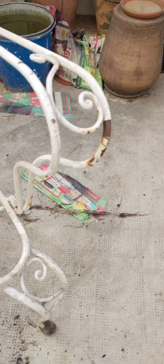 Silla antigua de hierro blanca
