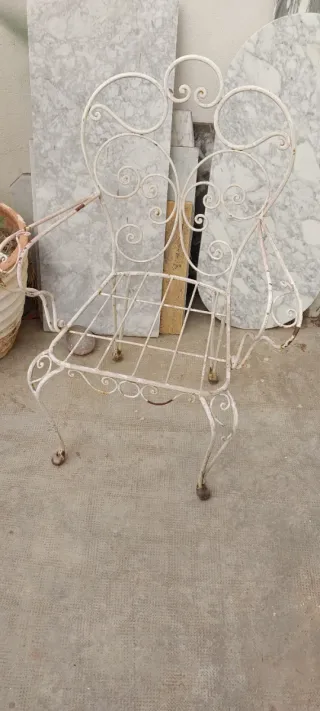 Silla antigua de hierro blanca