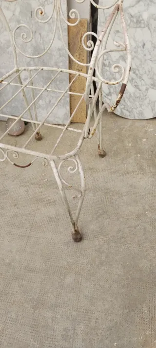 Silla antigua de hierro blanca