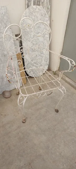 Silla antigua de hierro blanca
