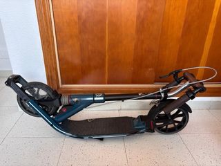 Patinete Oxelo Mid9 Azul Petróleo, plegado