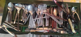 Juego de cubiertos de metal y madera