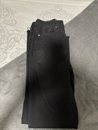 Pantalón vaquero campana roto negro